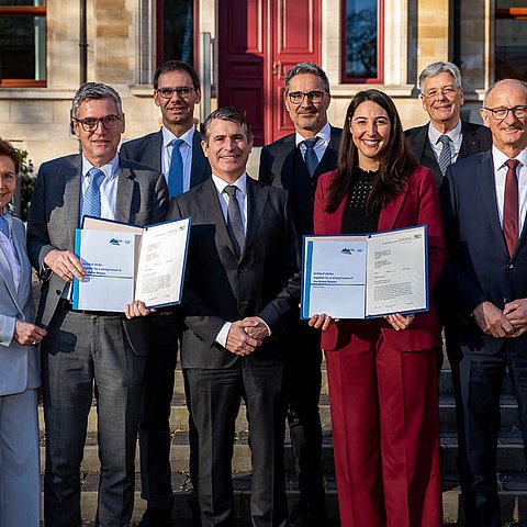 Brigitta Pallauf (Präsidentin des Salzburger Landtags), EU-Parlamentarier Herbert Dorfmann, Markus Wallner (Landeshauptmann Vorarlberg), Eric Beißwenger (Bayerischer Staatsminister für Europaangelegenheiten und Internationales), Landeshauptmann Arno Kompatscher, Sophia Kircher (Europaabgeordnete aus Tirol), Peter Kaiser (Landeshauptmann Kärnten) und Anton Mattle (Landeshauptmann Tirol). 