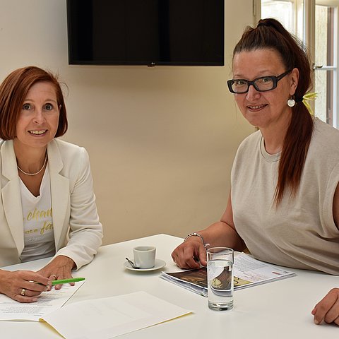 Frauenlandesrätin Gabriele Fischer im Gespräch mit Doris Stauder, Geschäftsführerin des Vereis Frauen gegen VerGEWALTigung.