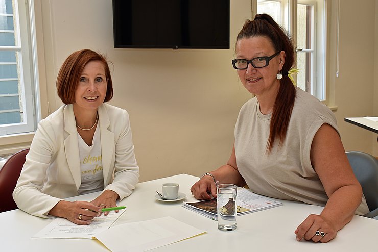Frauenlandesrätin Gabriele Fischer im Gespräch mit Doris Stauder, Geschäftsführerin des Vereis Frauen gegen VerGEWALTigung.