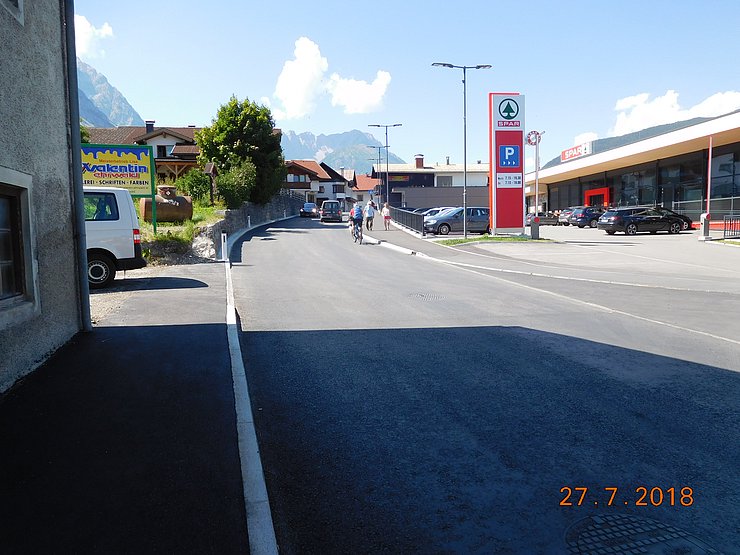 Bauabschnitt 1: Fertige Asphalttragschichten Einfahrt Veranstaltungszentrum 