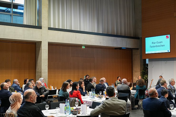 Großer Saal im Landhaus mit den Teilnehmenden beim Iftaressen