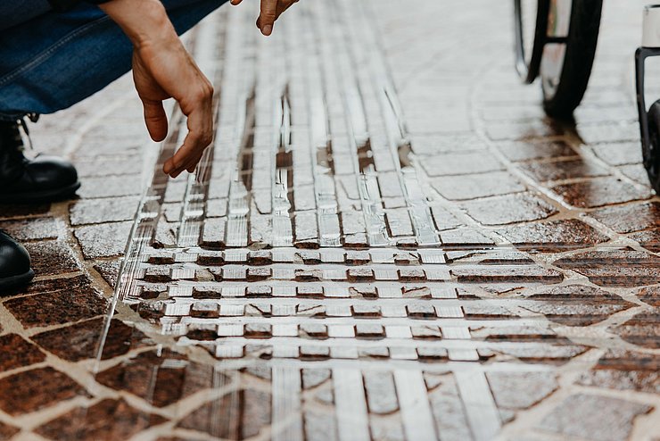 Taktiles Leitsystem: Rillen im Boden