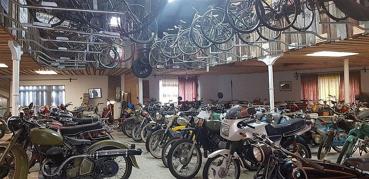 Blick in den Ausstellungsraum des "Fahrrad & Motorrad Museums".