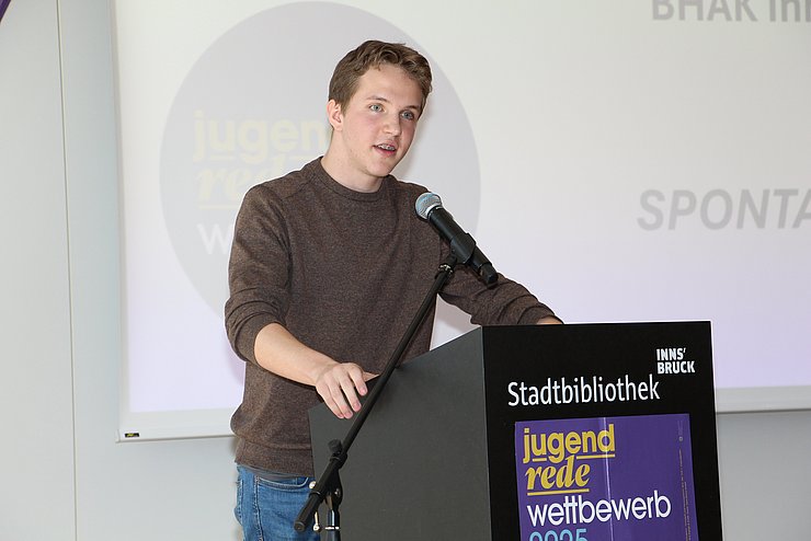 Jugendlicher spricht in Mikrofon