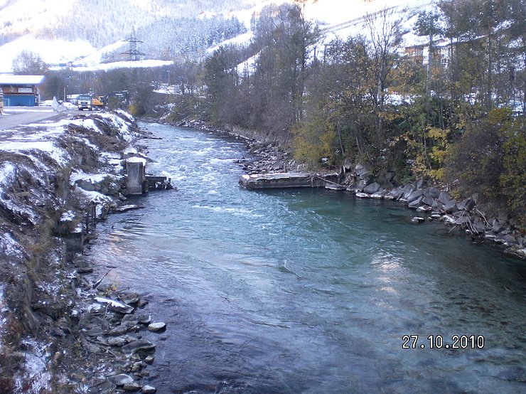 Landesstraßenbrücke nach Navis bachaufwärts vorher