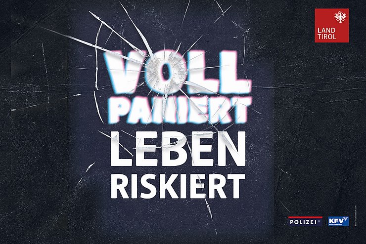 Weiße Schrift auf schwarzem Hintergrund; angedeutet eine zerbrochene Frontscheibe eines Autos; Text: Voll paniert. Leben riskiert.