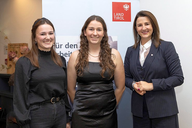 Von links die bestausgezeichneten Lehrlinge Veronika Berger (Tapeziererin und Dekorateurin im dritten Lehrjahr bei der Firma Haidacher Gesellschaft mbH) und Sidney Dion Wörgötter (Fachfrau für Metalltechnik und Maschinenbautechnik im ersten Lehrjahr bei der Firma D. Swarovski KG) mit Gratulatin Arbeits- und Jugendlandesrätin Astrid Mair.