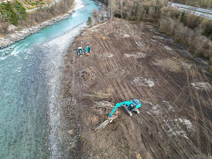 © Land Tirol/BBA Uferbereich mit Baggern.