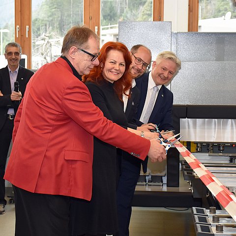 Hansjörg Felder, Cornelia Hagele, Mario Gerber und Christian Margreiter schneiden das Band durch