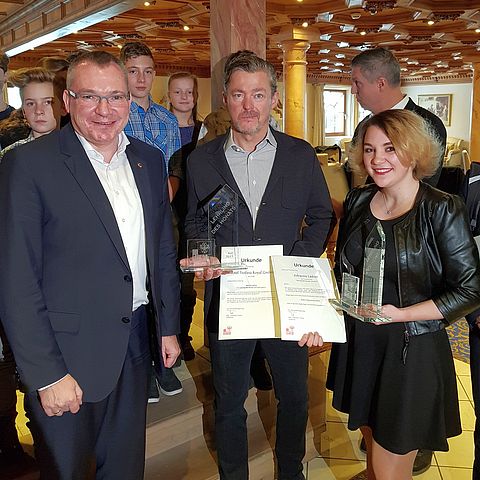 Lehrlingsehrung im Hotel Trofana Royal in Ischgl: LR Johannes Tratter (li) gratuliert Johanna Ladner zur Auszeichnung „Lehrling des Monats Juli 2017“, mit ihr freut sich ihr Chef, Hotelier Alexander von der Thannen.