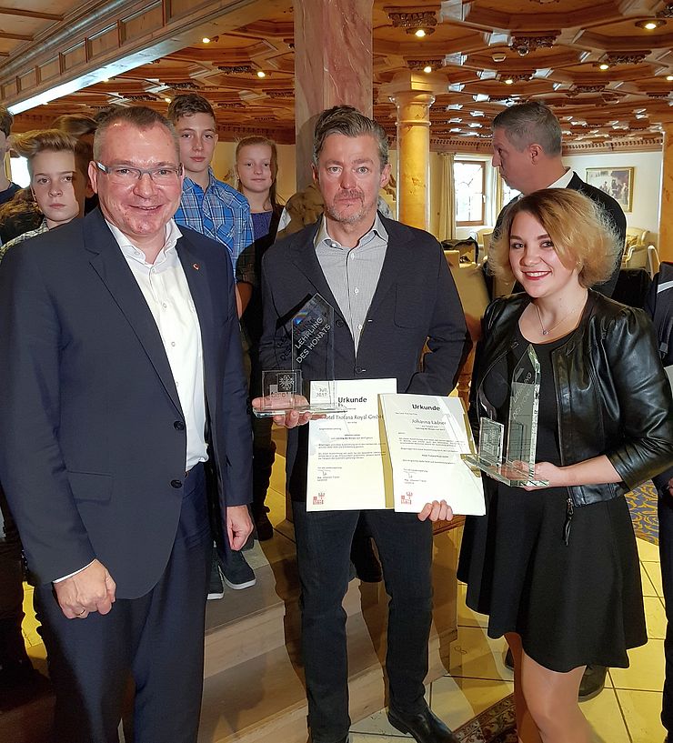 Lehrlingsehrung im Hotel Trofana Royal in Ischgl: LR Johannes Tratter (li) gratuliert Johanna Ladner zur Auszeichnung „Lehrling des Monats Juli 2017“, mit ihr freut sich ihr Chef, Hotelier Alexander von der Thannen.