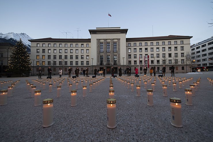 Der Silvesterabend 2020 stand ganz im Zeichen des Gedenkens an jene TirolerInnen, die im abgelaufenen Jahr mit oder an Corona verstorben sind. 