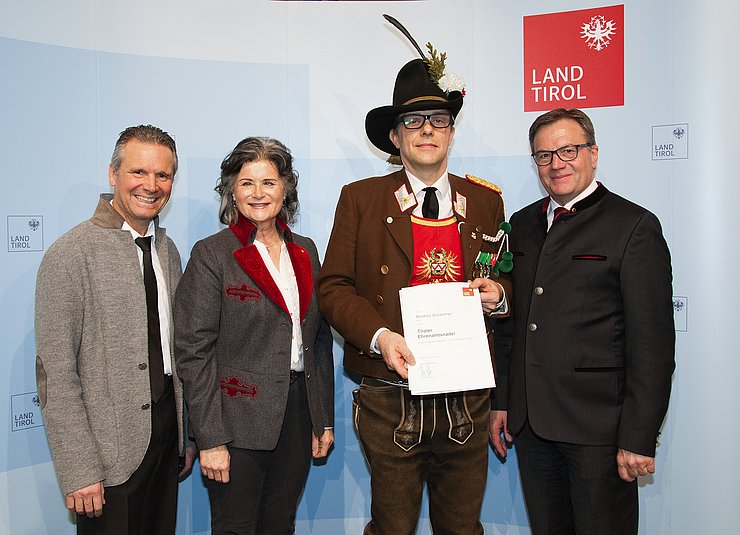 Bezirkshauptmann Christoph Platzgummer, Bürgermeisterin Hedwig Wechner, Viertelkommandant Major Manfred Schachner und Landeshauptmann Günther Platter