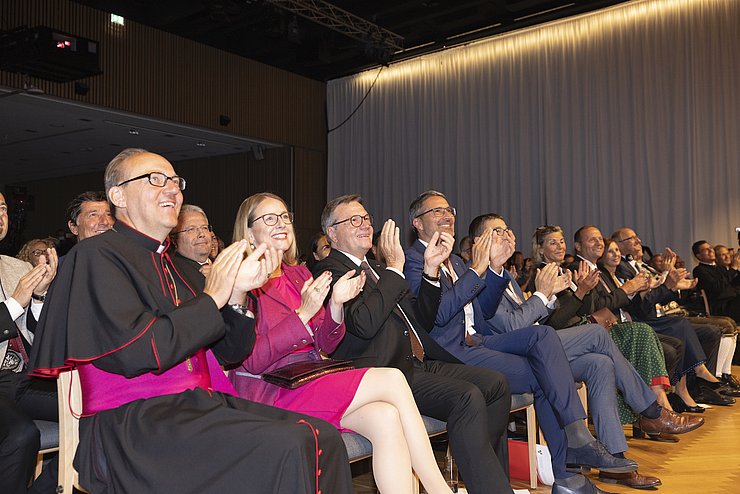 Freuten sich mit den den GewinnerInnen des Euregio-JungforscherInnen und Euregio-Innovationspreises (v.li.): Bischof Hermann Glettler, BMin Margarete Schramböck, LH Günther Platter, LH Arno Kompatscher und LH Maurizio Fugatti.