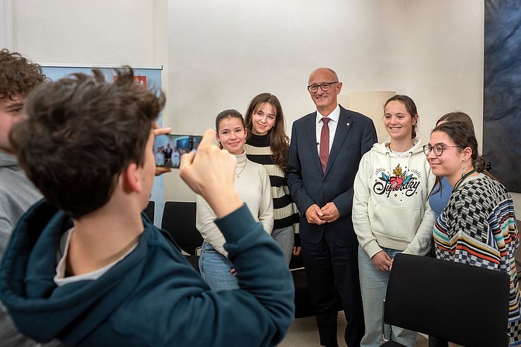 © Land Tirol/Jovanovic LH Mattle posiert mit mehreren Schülerinnen für ein Foto