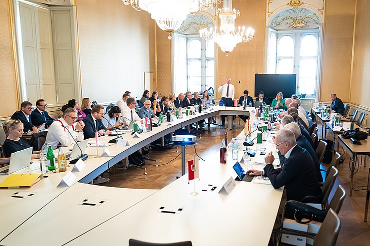 © Land Steiermark/Resch Foto aus der Konferenz mit großen Tisch