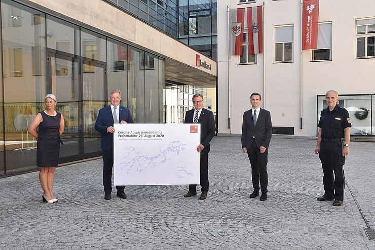 von links: Cornelia Lass-Flörl, Direktorin des Instituts für Hygiene und Medizinische Mikrobiologie der Medizinischen Universität Innsbruck, Landesrat Bernhard Tilg, Landeshauptmann Günther Platter, Herbert Oberacher, Professor am Institut für Gerichtliche Medizin an der Medizinischen Universität Innsbruck und Elmar Rizzoli vom CORONA-Einsatzstab des Landes. 