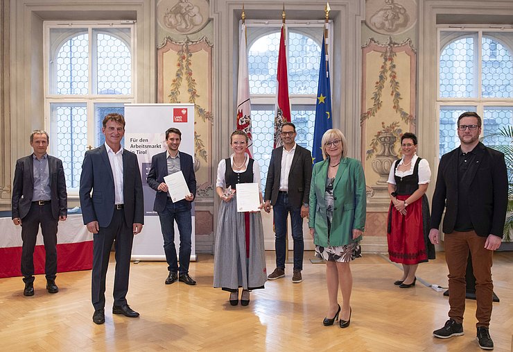 Gratulationen für den Lehrling des Jahres 2019: Von links Herbert Unterlechner (Direktor Tiroler Fachberufsschule für Handel und Büro Innsbruck), Romed Giner (Vizebürgermeister Rum), Thomas Schrott (Ausbildungskoordinator Lehrlinge MPREIS), Julia Kirschner (Lehrling des Jahres 2019), Christoph Walser (Präsident Wirtschaftskammer Tirol), Arbeits- und Bildungslandesrätin Beate Palfrader, Sabine Lechner (Mutter von Julia Kirschner) und Klaus Rainer (Vizepräsident Arbeiterkammer Tirol). 