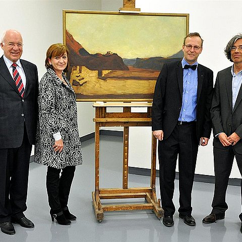 LTP Herwig van Staa, LRin Beate Palfrader, Museumsdirektor Wolfgang Meighörner und Kunsthistoriker Carl Kraus mit dem Gemälde „Am Kalvarienberg bei Bozen“ (1922) von Albin Egger-Lienz aus der Sammlung Kirschl.