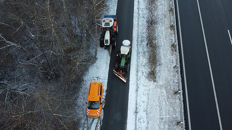 Drohnenaufnahme Schneepflug auf Radweg