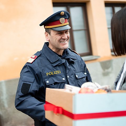 Sicherheitslandesrätin Astrid Mair besuchte am Heiligen Abend die Polizeiinspektion Hauptbahnhof in Innsbruck und überreichte ein Paket mit Äpfeln, Mandarinen, Nüssen und Lebkuchen für die diensthabende Mannschaft.