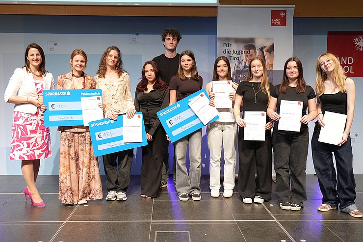 Jugendlandesrätin Astrid Mair mit den Kategorie-SiegerInnen v. li. Rebecca Edinger, Adriane Sofia Aschaber, Lillian Kilic, Laurin Fellner, Carina Arzbacher, Greta Reinecke, Sofia Migliorini, Caroline Klingler und Lena Sokic (auf dem Foto fehlt Ilian Foidl).  