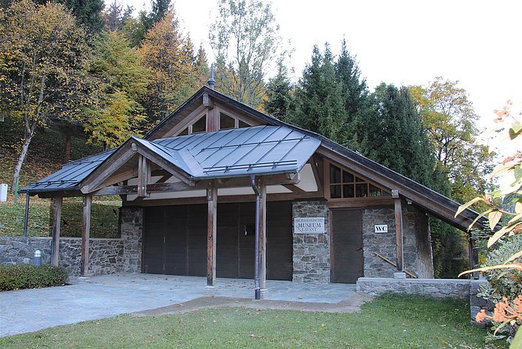 Außenansicht der "Archäologischen Schausammlung" in "Lavant"