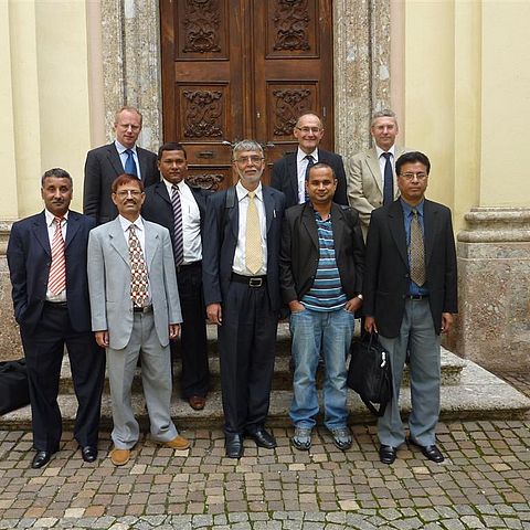 v. links hinten Marcus Brand (UNDP), Peter Bußjäger (IFÖ), Thomas Hofbauer (Landtagsdirektor) mit nepalesischer Delegation