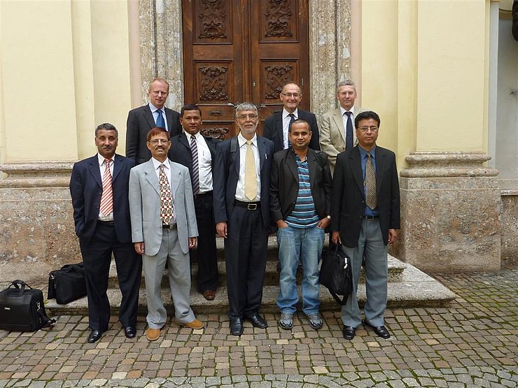v. links hinten Marcus Brand (UNDP), Peter Bußjäger (IFÖ), Thomas Hofbauer (Landtagsdirektor) mit nepalesischer Delegation