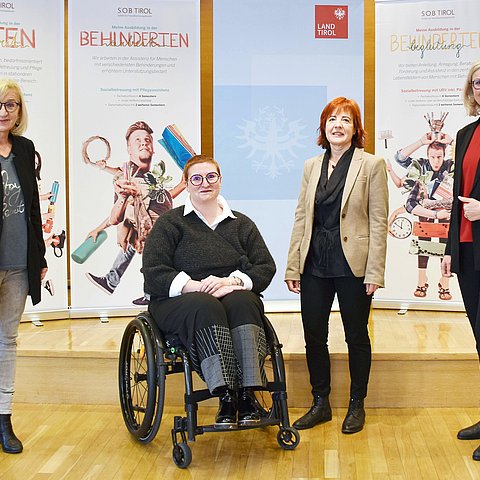 Im Bild Landesrätin Palfrader, Direktorin Elisabeth Rieder, Susanne Drewes-Einkemmer, Leiterin der Pflegeassistenzlehrgänge der SOB Tirol und Margit Führer, Abteilung Pflege des Landes 