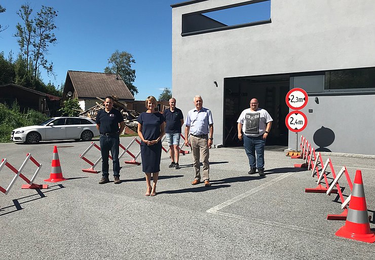 V.li.: Andreas Schautzgy (Bezirkseinsatzleitung Reutte), BH Katharina Rumpf, Wolfgang Scheucher (Feuerwehrkommandant Breitenwang), Hanspeter Wagner (Bürgermeister Breitenwang) sowie Bertram Schedler (Rotes Kreuz) bei der neuen Screeningstraße.