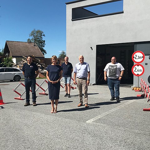 V.li.: Andreas Schautzgy (Bezirkseinsatzleitung Reutte), BH Katharina Rumpf, Wolfgang Scheucher (Feuerwehrkommandant Breitenwang), Hanspeter Wagner (Bürgermeister Breitenwang) sowie Bertram Schedler (Rotes Kreuz) bei der neuen Screeningstraße.