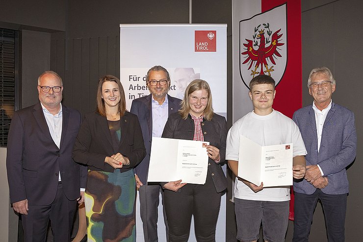 V. li. bei der Begabtenförderungsfeier in Kufstein Florian Krois (Geschäftsstellenleiter AMS Kufstein), Arbeits- und Jugendlandesrätin Astrid Mair, Manfred Hautz (Obmann Bezirksstelle Kufstein Wirtschaftskammer Tirol) sowie die beiden höchstausgezeichneten Lehrlinge Katharina Moser (3. Lehrjahr Milchtechnologie) und Marco Hochrainer (1. Lehrjahr Hafner) und Georg Ritzer (Leiter Bezirksstelle Kufstein Arbeiterkammer Tirol).