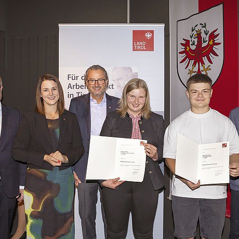 V. li. bei der Begabtenförderungsfeier in Kufstein Florian Krois (Geschäftsstellenleiter AMS Kufstein), Arbeits- und Jugendlandesrätin Astrid Mair, Manfred Hautz (Obmann Bezirksstelle Kufstein Wirtschaftskammer Tirol) sowie die beiden höchstausgezeichneten Lehrlinge Katharina Moser (3. Lehrjahr Milchtechnologie) und Marco Hochrainer (1. Lehrjahr Hafner) und Georg Ritzer (Leiter Bezirksstelle Kufstein Arbeiterkammer Tirol).