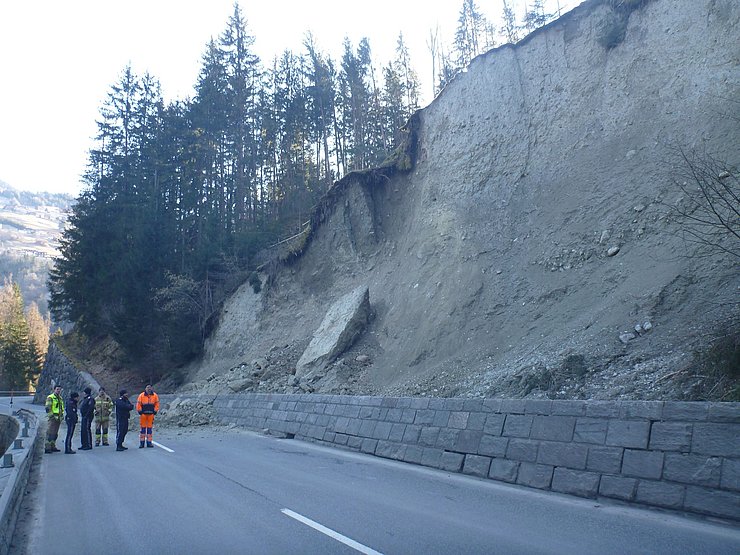 Großer Abbruch von hartem Moränenmaterial verlegte die L 16 Pitztal Straße.