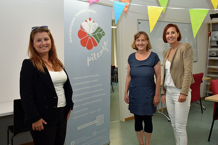 Gruppenfoto vor Roll-up des Vereins Pitanga