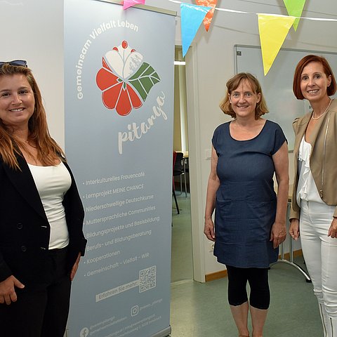 Gruppenfoto vor Roll-up des Vereins Pitanga