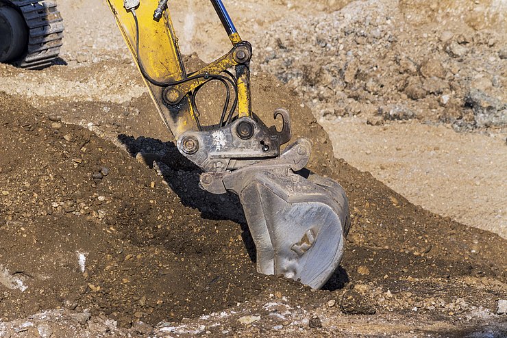 Bagger auf Baustelle bei Erdarbeiten