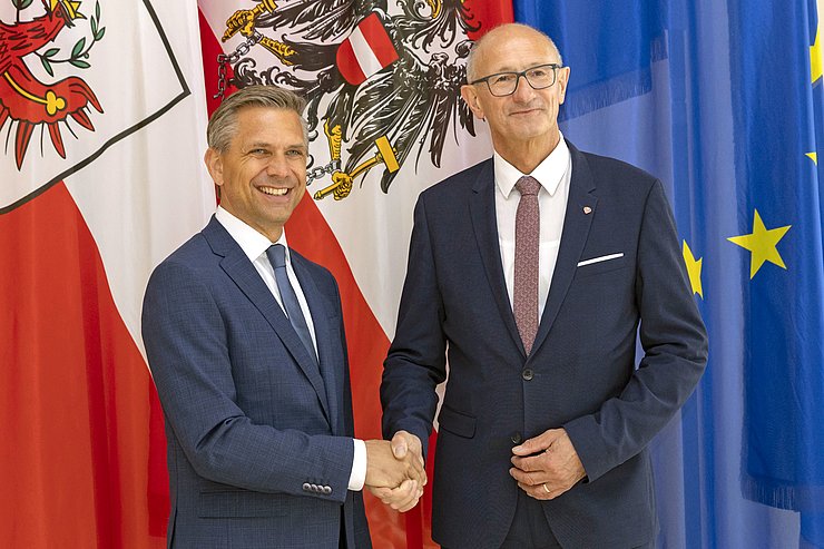 Zwei Menschen schütteln sich die Hände.