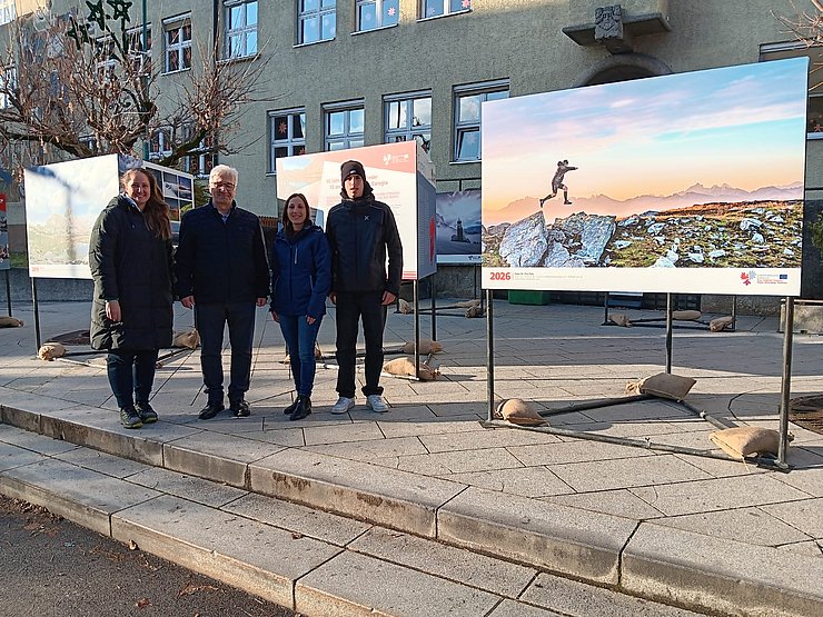 Personen stehen nebeneinander