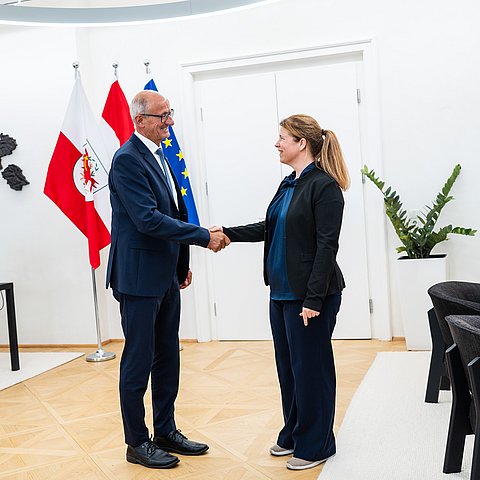 LH Mattle schüttelt einer Dame die Hand.
