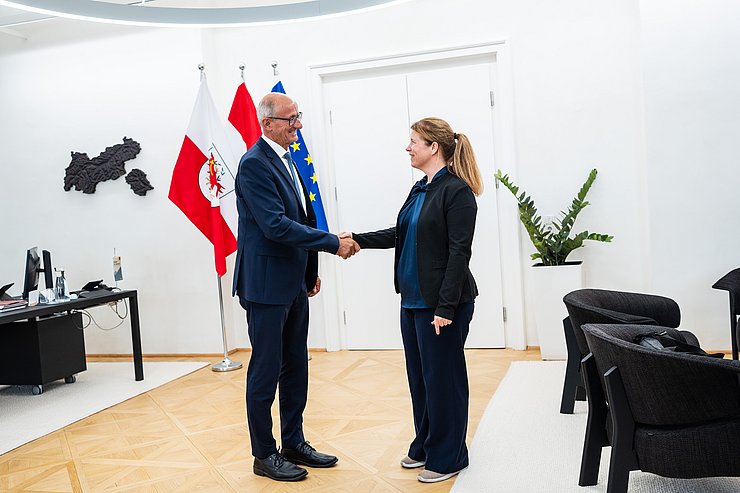 © Land Tirol/Fitsch LH Mattle schüttelt einer Dame die Hand.