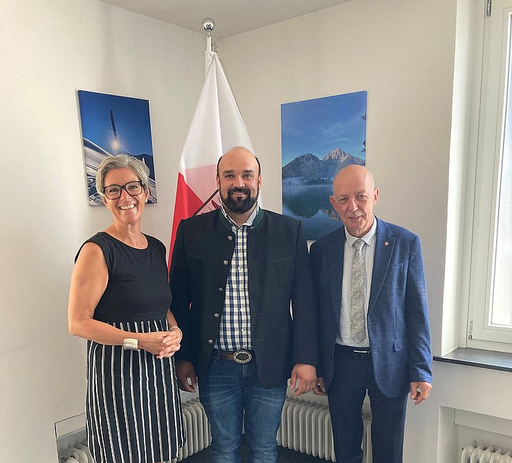 © BH Innsbruck Foto Bezirkshauptfrau Kathrin Eberle, Martin Leimböck und Bürgermeister Alfred Oberdanner