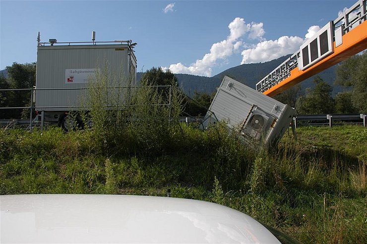 Ersatz-Container und beschädigter Container