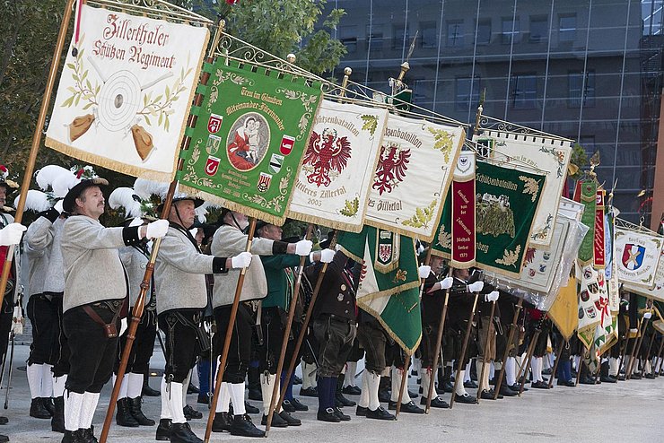 Zahlreiche Abordnungen der Traditionsverbände nahmen am Landhausplatz Aufstellung Teil