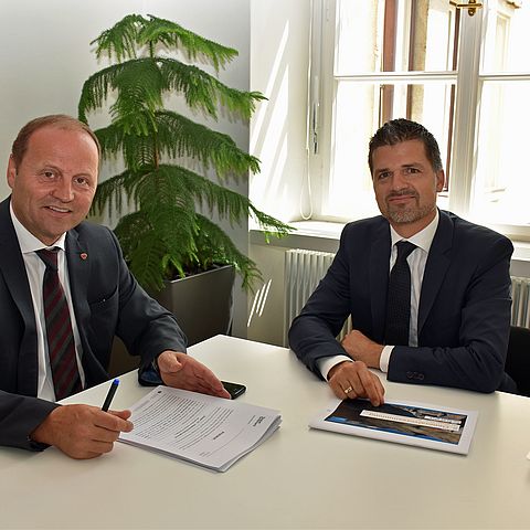 (von li.): LHStv Josef Geisler und Rupert Ebenbichler, Geschäftsführer des neuen Landesunternehmens Wasser Tirol.