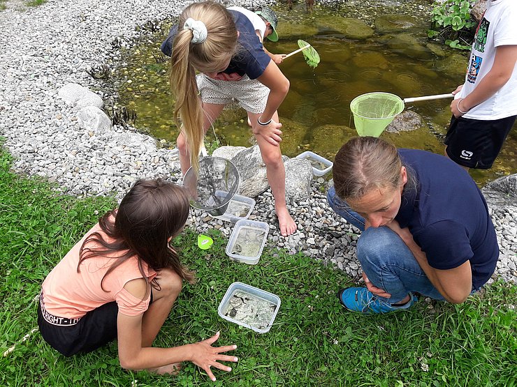 Kinder vor einem Teich