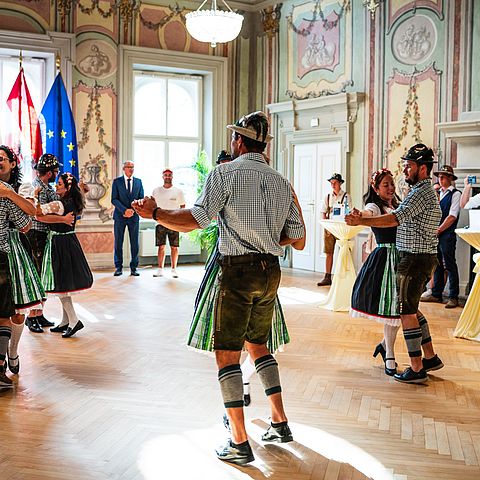 Tänzerinnen und Tänzer der Gemeinde Pozuzo tanzen in Tiroler Tracht im Parissaal des Landhauses