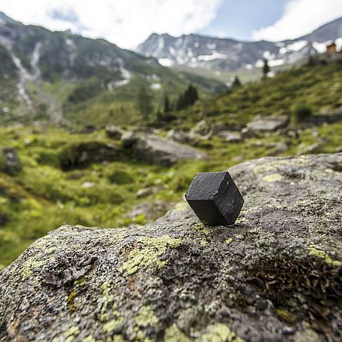 Der Granat ist einer der vielen Kristallschätze aus dem hinteren Zillertal.