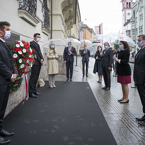 Die Tiroler Landesregierung mit LH Platter an der Spitze gedachte des Tiroler Widerstandskämpfers Prof. Franz Mair, der bei der Befreiung des Landhauses am Ende des Zweiten Weltkrieges vor 75 Jahren tödlich verwundet wurde.